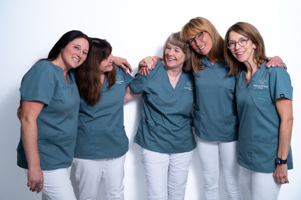 Gruppenfoto des Teams der Oralchirurgie Rheinbach